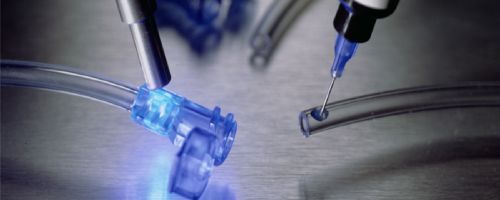 Adhésifs UV versus technologies adhésives traditionnelles