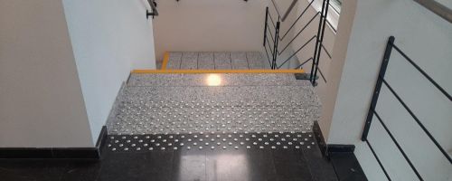 Verlijmen van technische hulpmiddelen voor personen met een beperkte mobiliteit